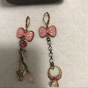 Betsy Johnson mismatch bow earrings